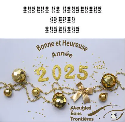 Visuel Bonne et heureuse Année 2025 dactylographié et inscrit en braille au-dessus de boules et guirlandes de couleur dorée.