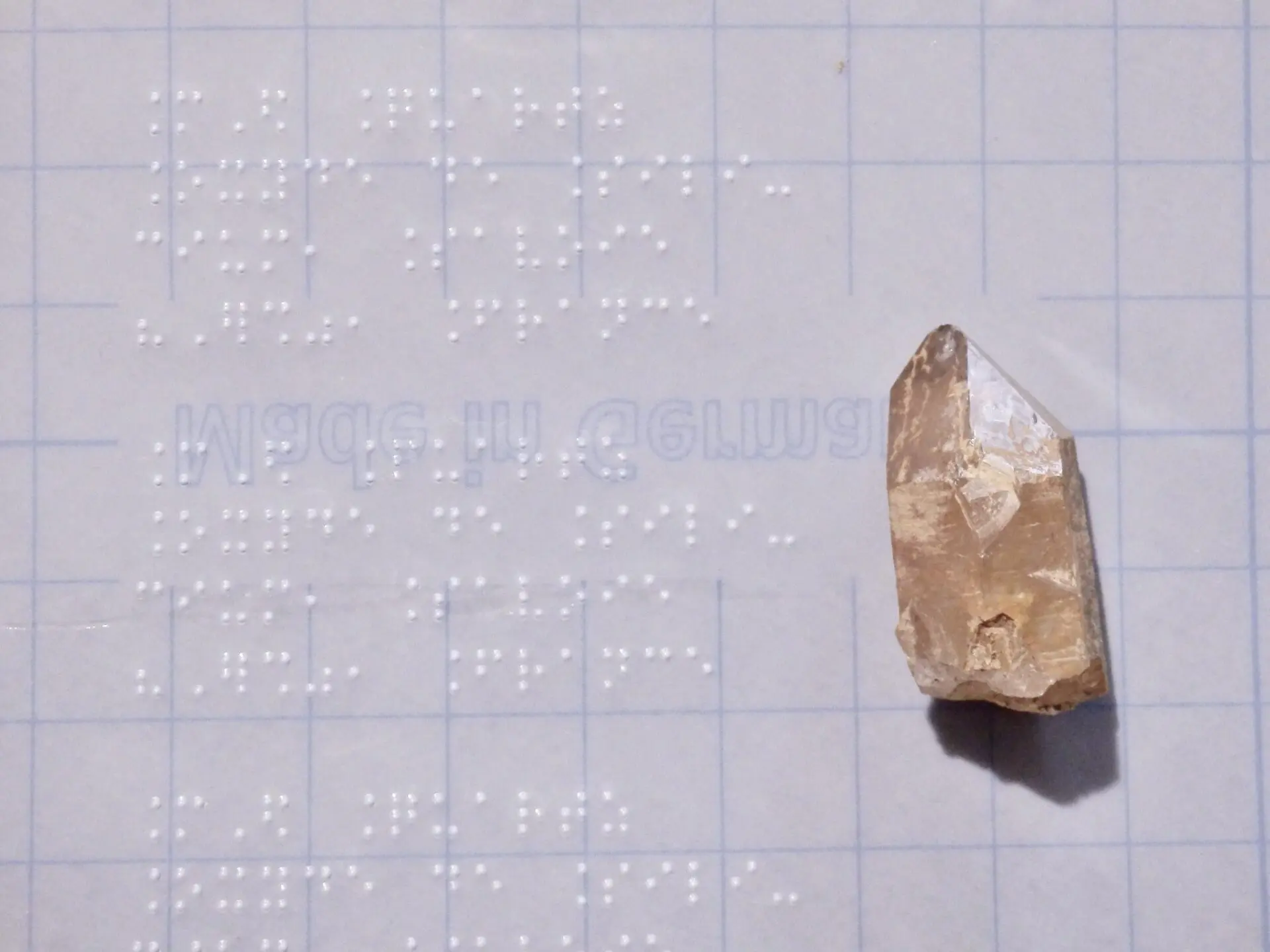 Fiche descriptive braille accompagnée d'une pierre ou d'un fossile