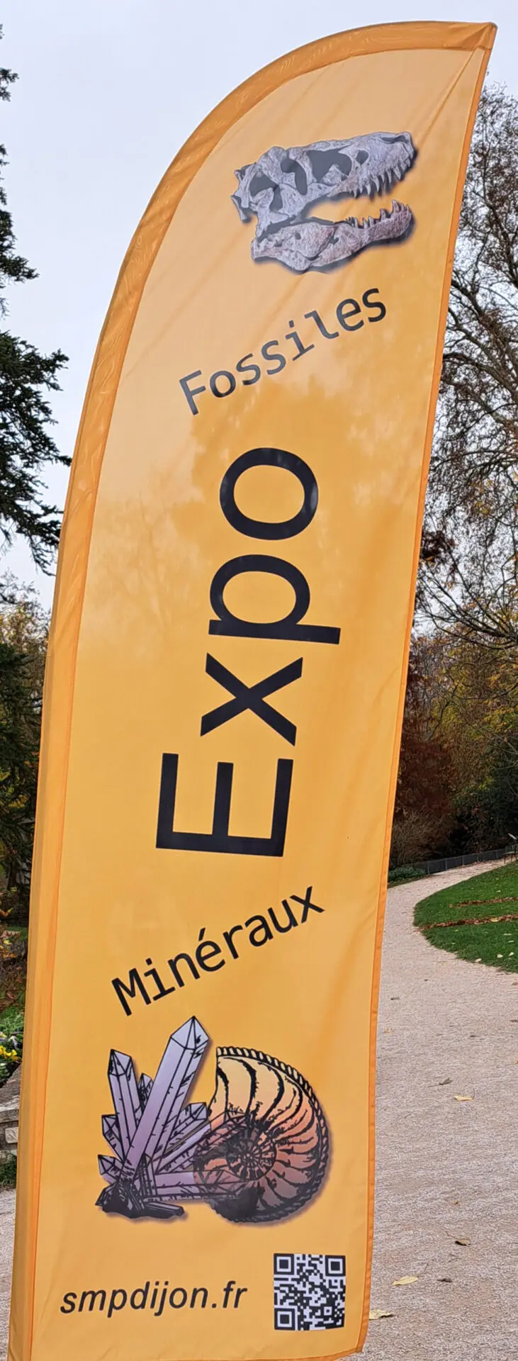 Fanion annonçant l'entrée de l'exposition