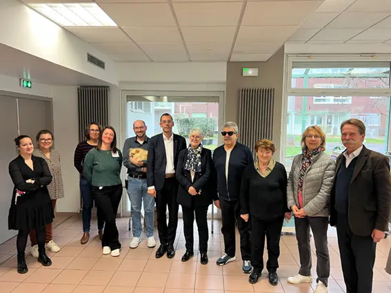 Photo prise avec M. le Maire de Talant et ses Adjoints, accompagnés des Responsable de l'établissement et les Membres d'ASF