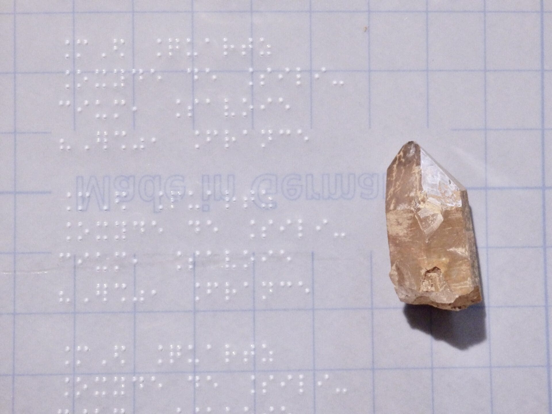 Fiche descriptive braille accompagnée d'une pierre ou d'un fossile
