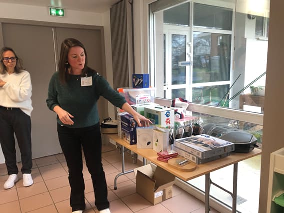 Photo de la table sur laquelle sont exposés les matériels adaptés.